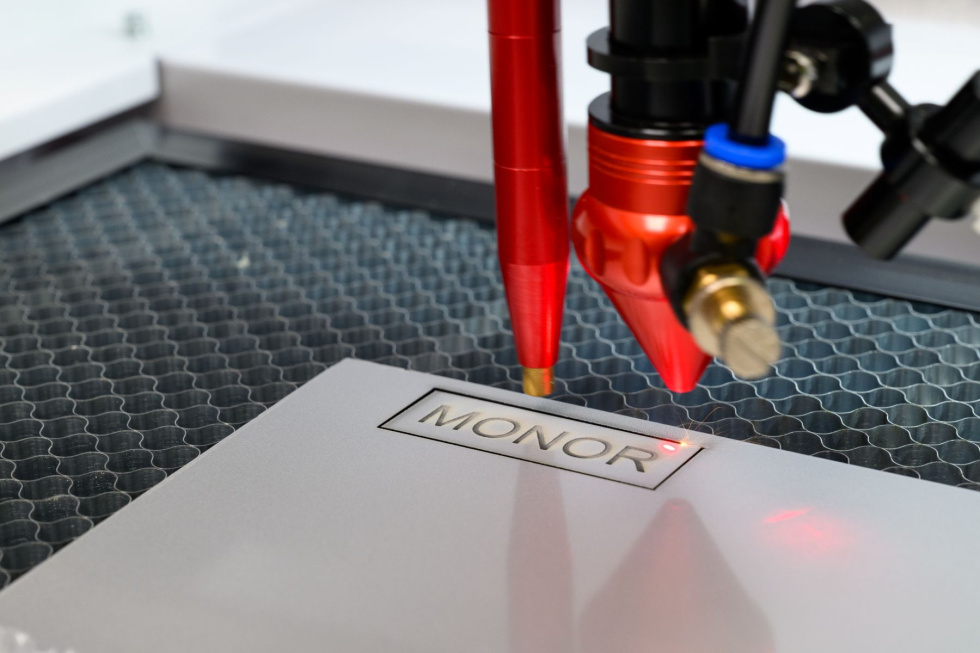 CO₂ laser – univerzál na nekovové materiály
